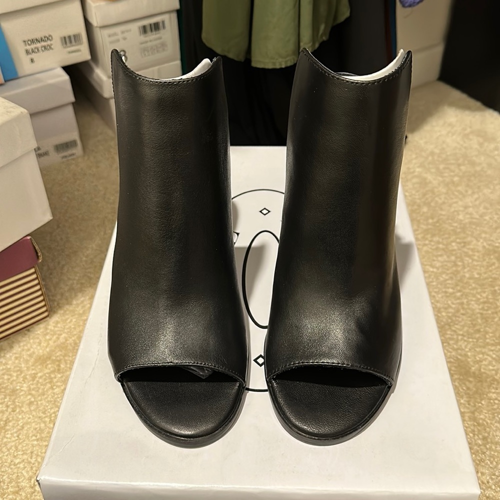 New in Box Steve Madden Tilt heels in Black Leather